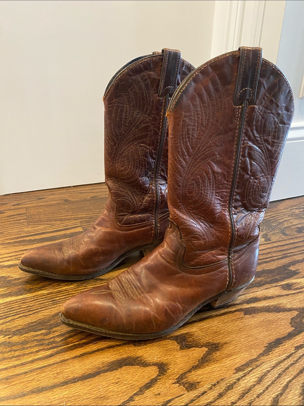 Vintage Women's Brown Leather Western Heeled Boots - Classic Embroidered Shaft